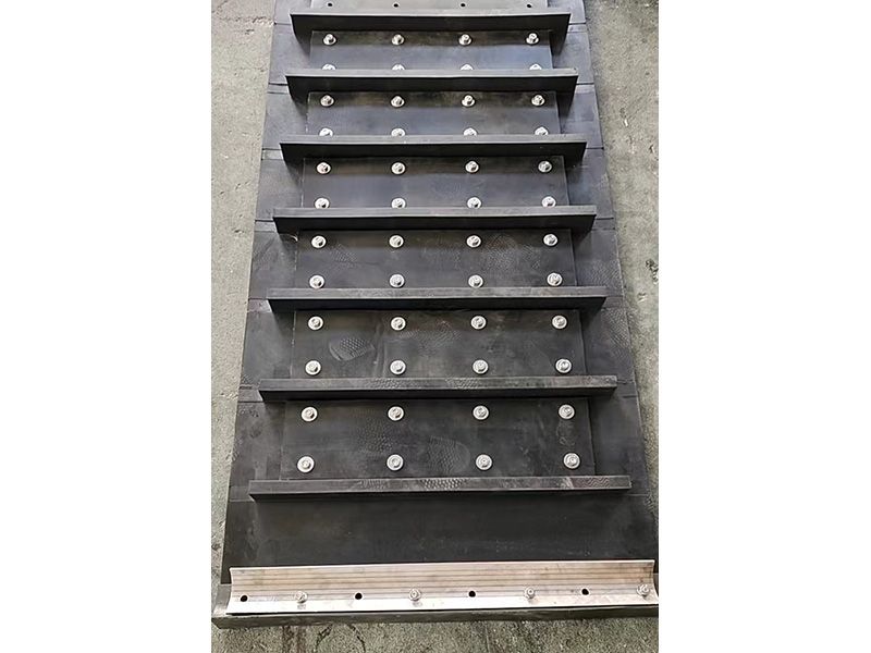 Lron removal conveyor belt