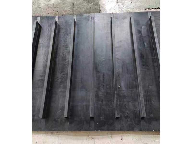 Lron removal conveyor belt