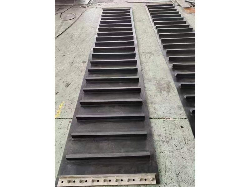Lron removal conveyor belt