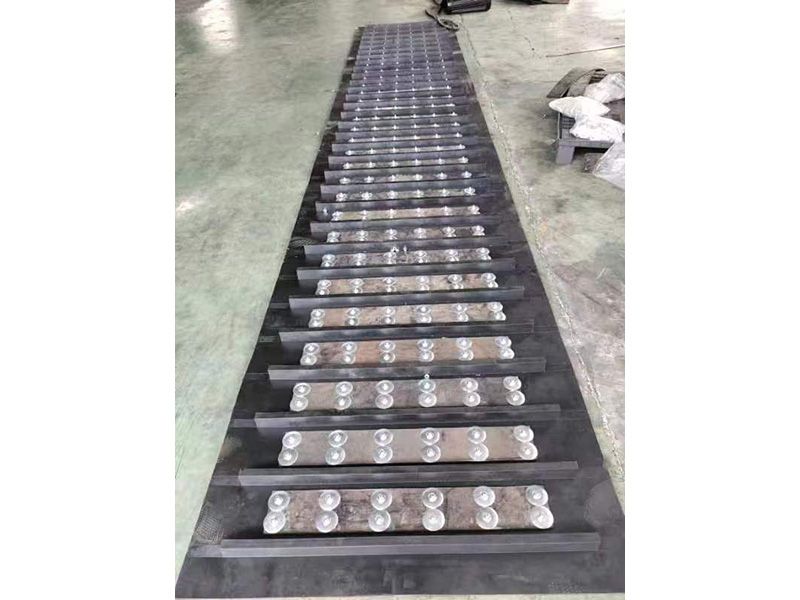 Lron removal conveyor belt